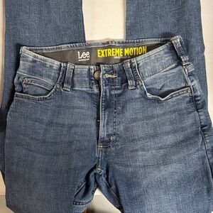 Lee Men's Relaxed Fit Extreme Motion Blue Jeans